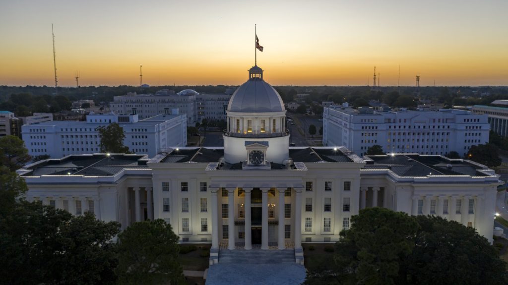 image of classic statehouse in Alabama